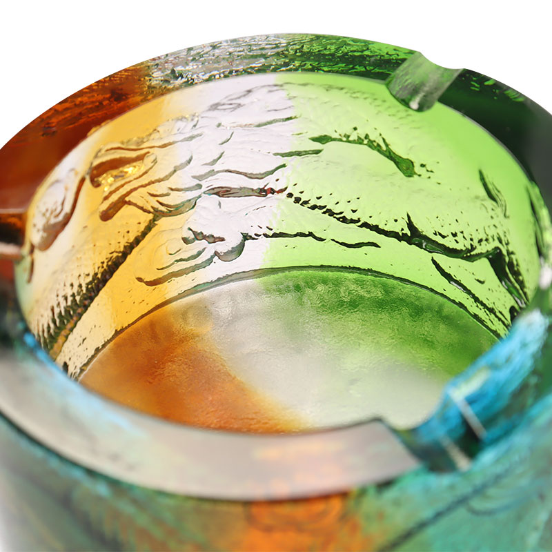 Asbak kaca dengan corak naga-luar-laut