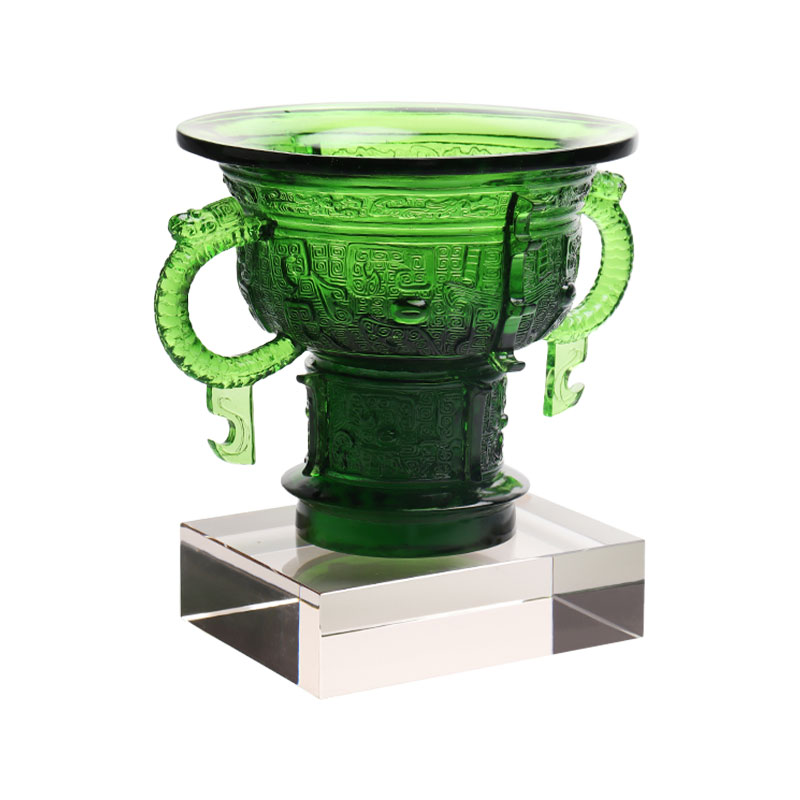 Tripod Cina dengan pemegang telinga naga dan corak duri