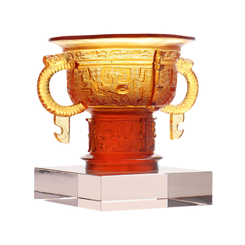 Tripod Cina dengan pemegang telinga naga dan corak duri