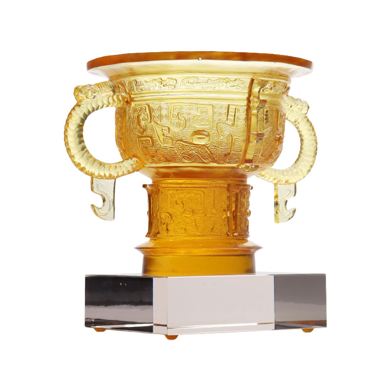 Tripod Cina dengan pemegang telinga naga dan corak duri