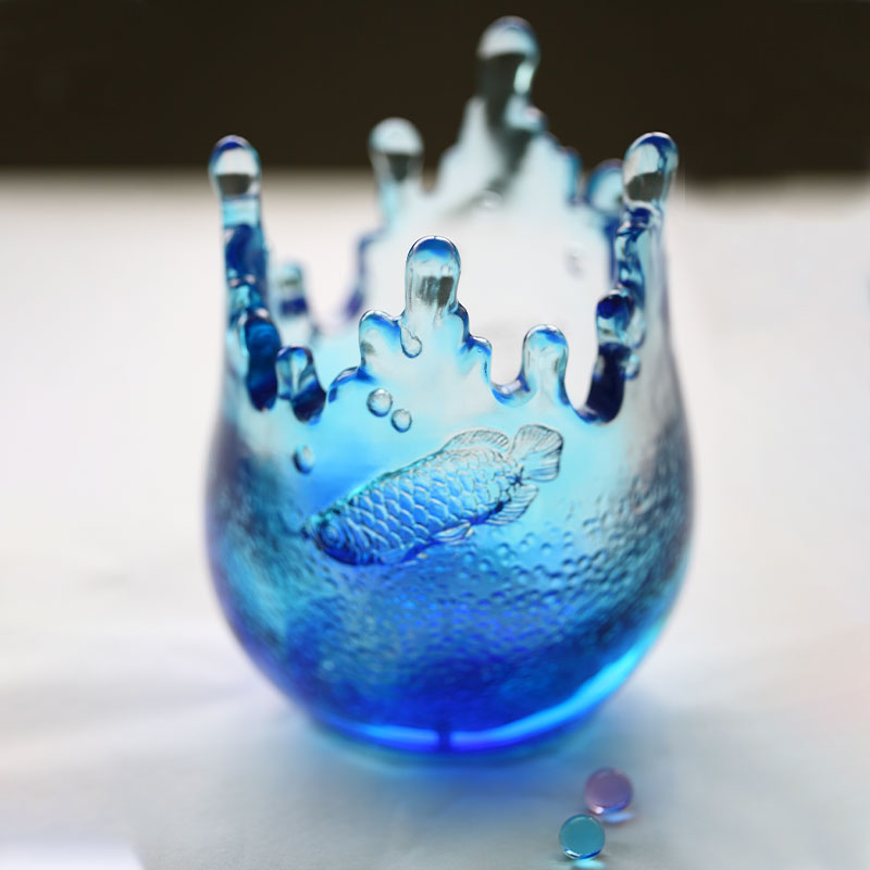 Perhiasan barangan kaca berwarna biru diukir dengan corak ikan
