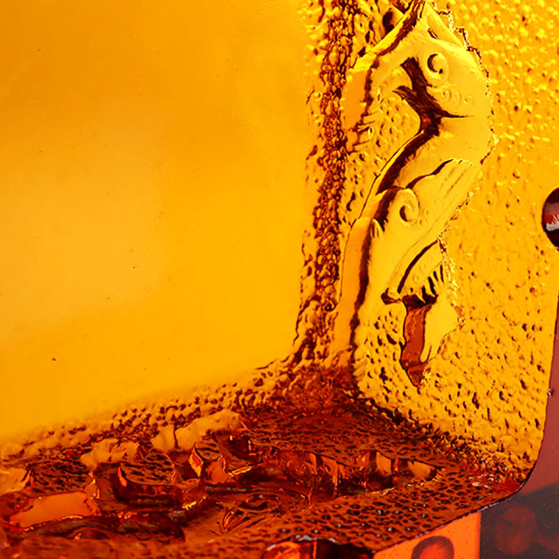 Asbak kaca merah dengan corak haiwan timbul yang indah