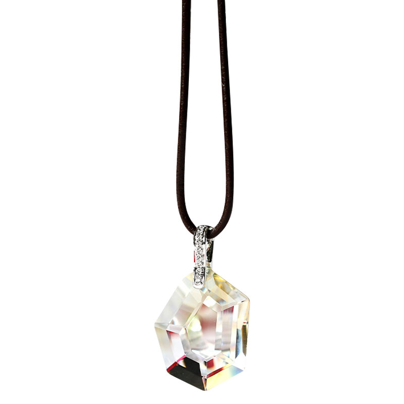 Kalung warna perak dengan corak loket kaca pelekap