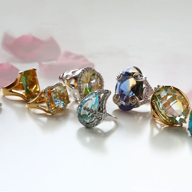 Cincin dengan kaca potong berbentuk titisan air mata