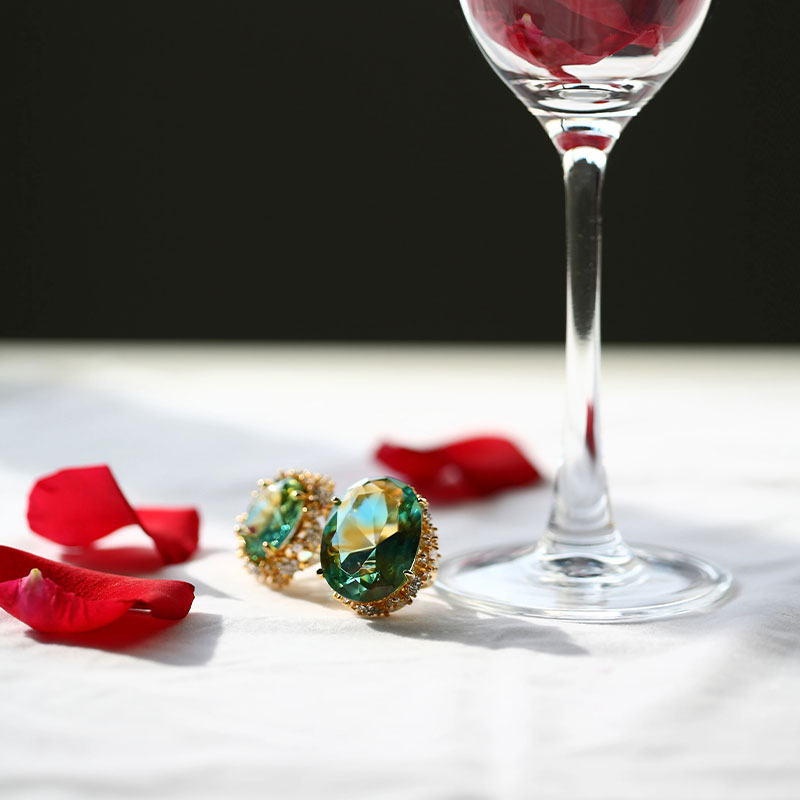 Anting-anting kaca hijau dengan pad telinga keemasan