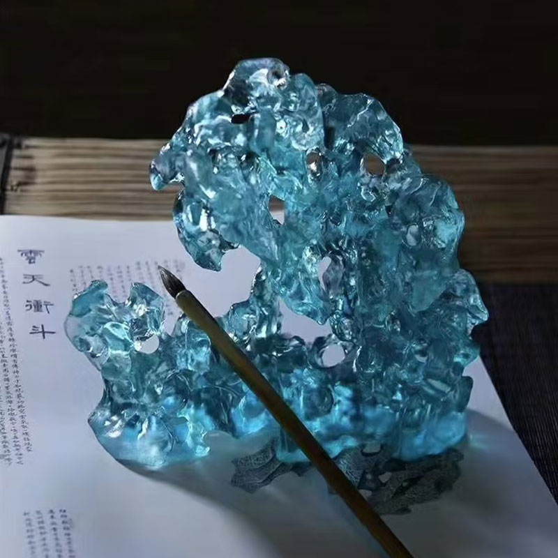 Hiasan kaca berwarna biru berbentuk batu