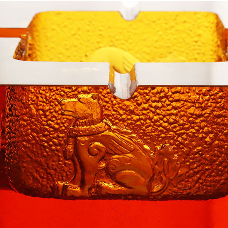 Asbak kaca merah dengan corak haiwan timbul yang indah