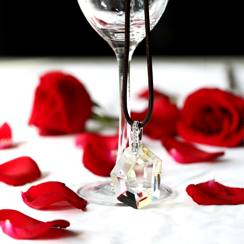 Kalung warna perak dengan corak loket kaca pelekap