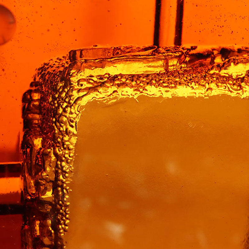 Asbak kaca merah dengan corak haiwan timbul yang indah