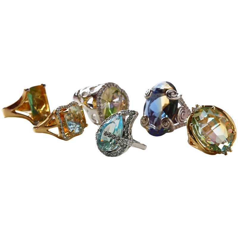 Cincin dengan kaca potong berbentuk titisan air mata