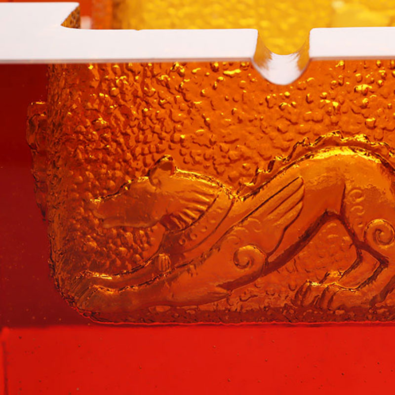 Asbak kaca merah dengan corak haiwan timbul yang indah