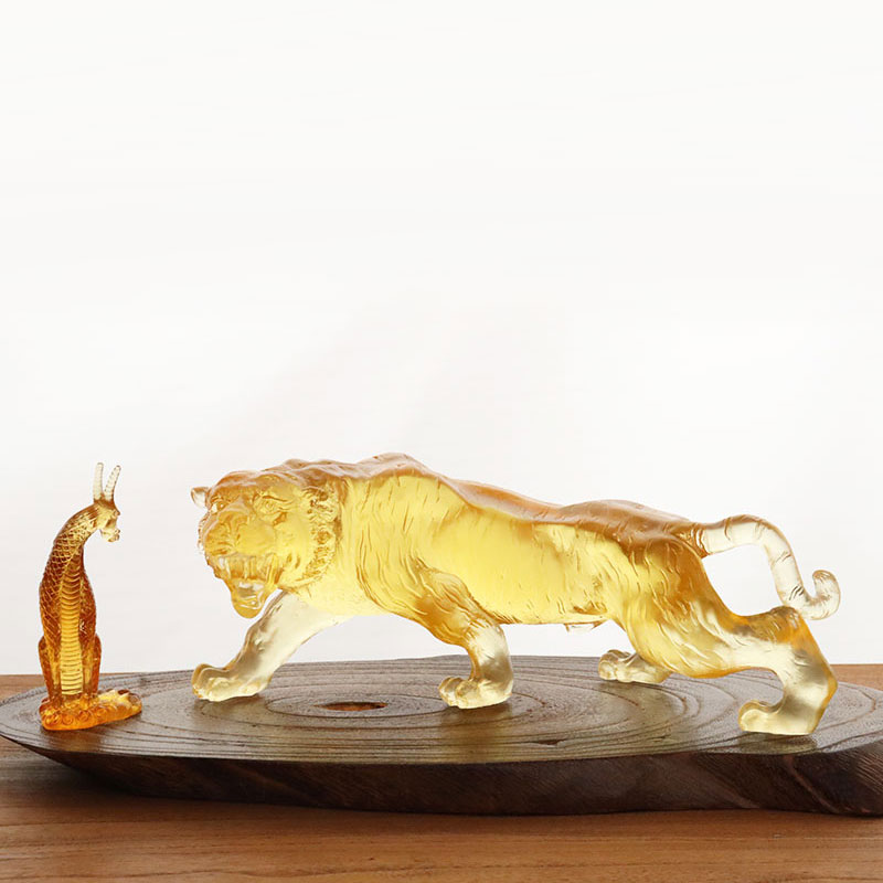 Hiasan harimau sayu berwarna emas