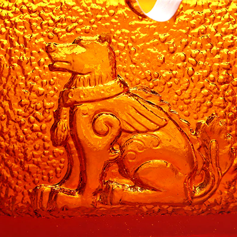 Asbak kaca merah dengan corak haiwan timbul yang indah