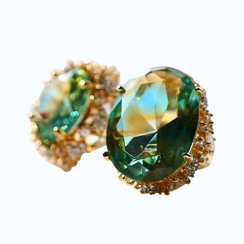 Anting-anting kaca hijau dengan pad telinga keemasan