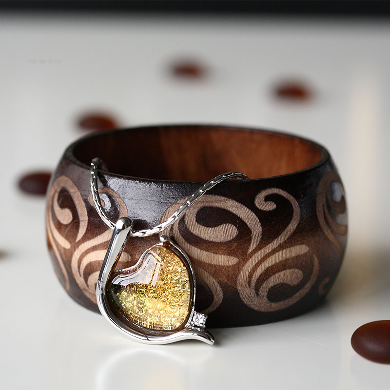 Gelang warna perak yang elegan bertatahkan loket kaca