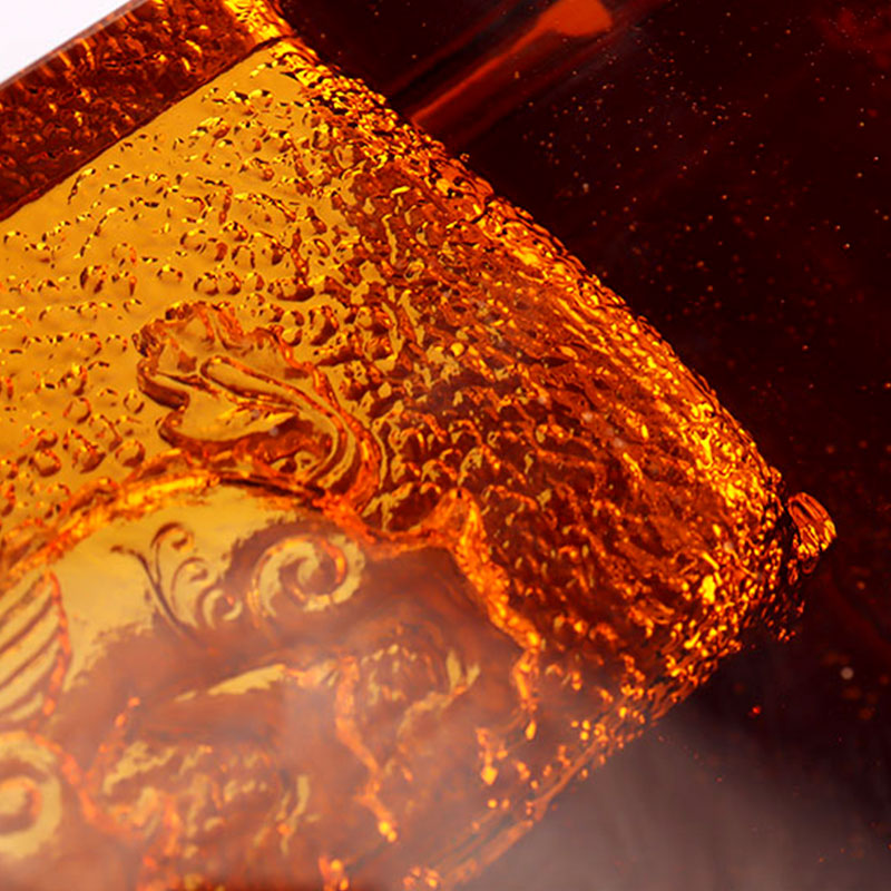 Asbak kaca merah dengan corak haiwan timbul yang indah