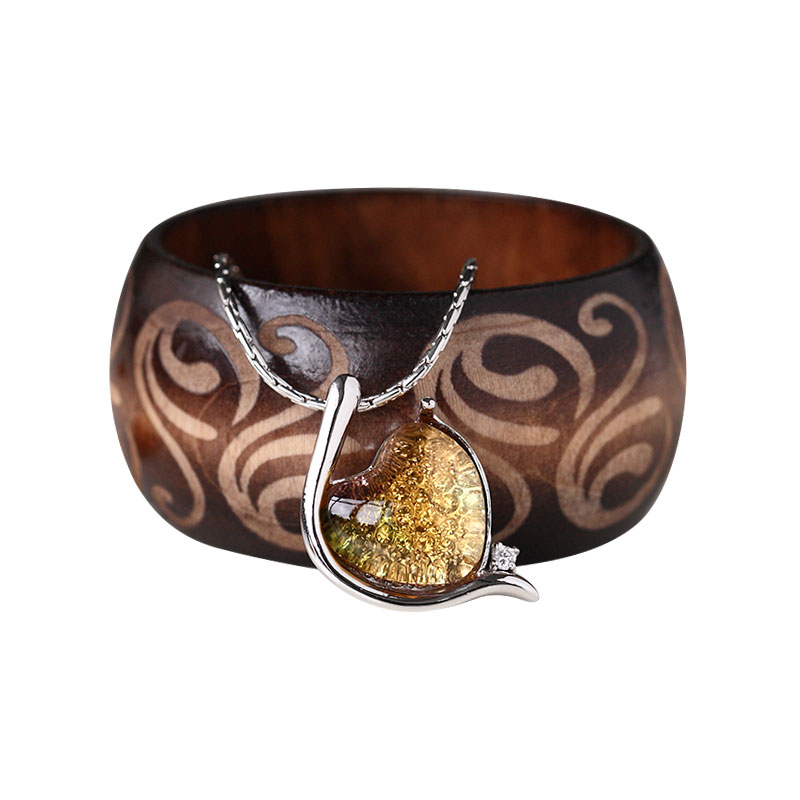 Gelang warna perak yang elegan bertatahkan loket kaca