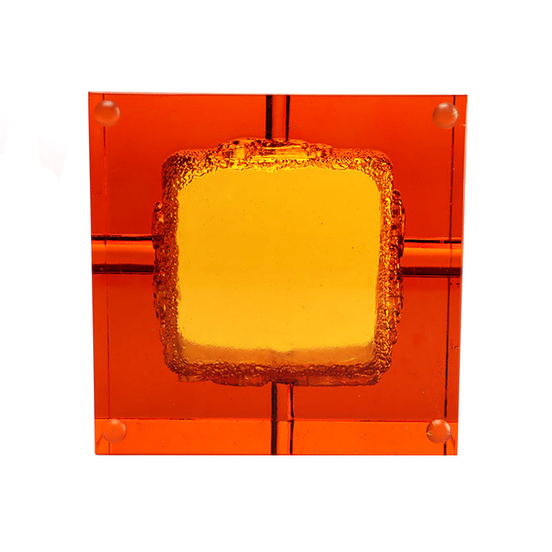 Asbak kaca merah dengan corak haiwan timbul yang indah