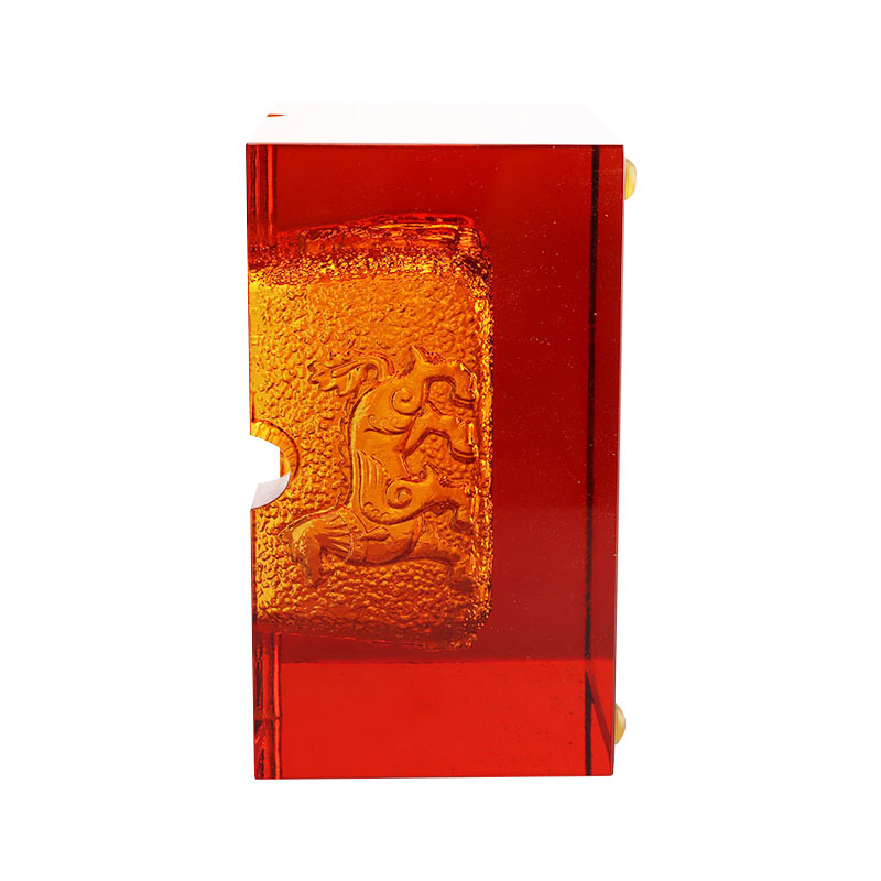 Asbak kaca merah dengan corak haiwan timbul yang indah