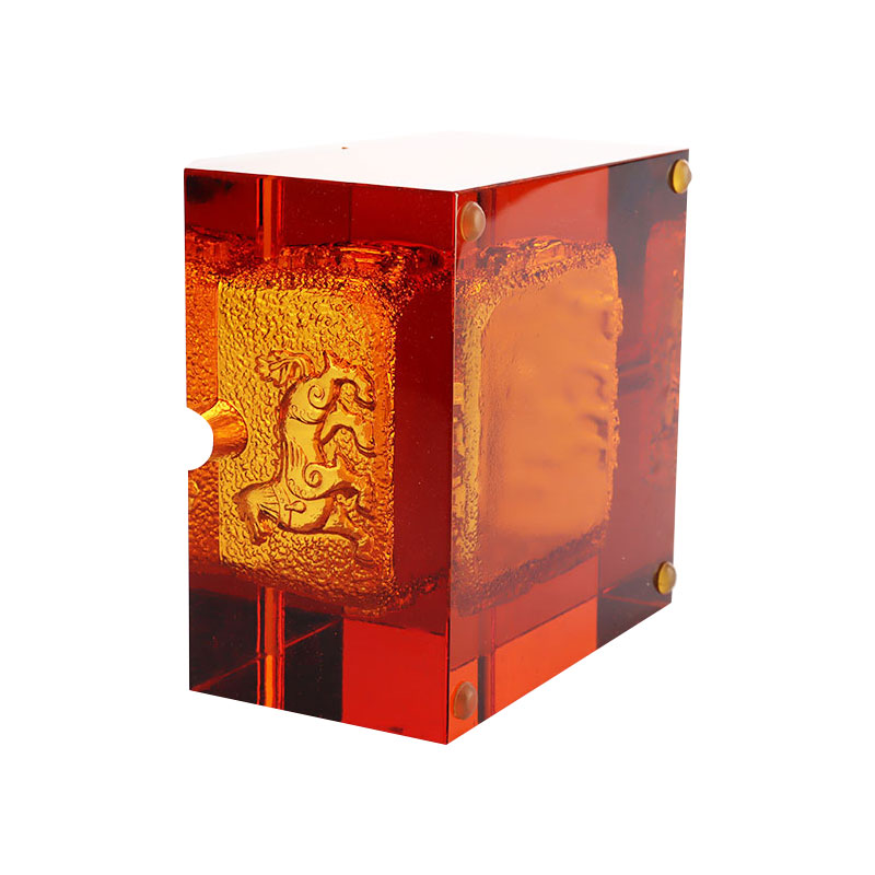 Asbak kaca merah dengan corak haiwan timbul yang indah