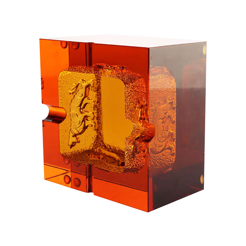 Asbak kaca merah dengan corak haiwan timbul yang indah