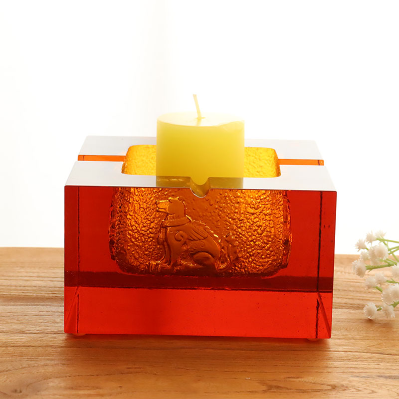 Asbak kaca merah dengan corak haiwan timbul yang indah