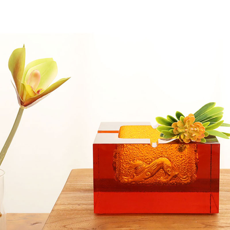 Asbak kaca merah dengan corak haiwan timbul yang indah