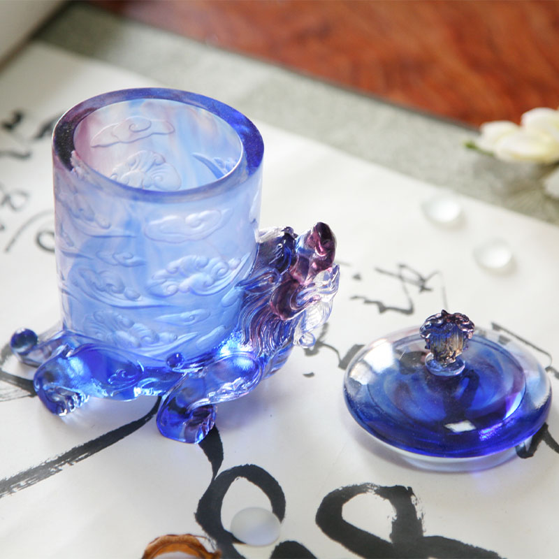 Cawan kristal kaca biru dengan penutup, asas haiwan mitos