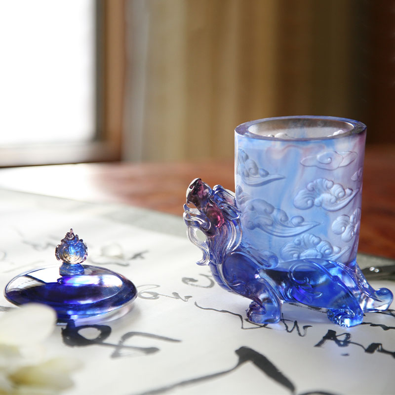 Cawan kristal kaca biru dengan penutup, asas haiwan mitos