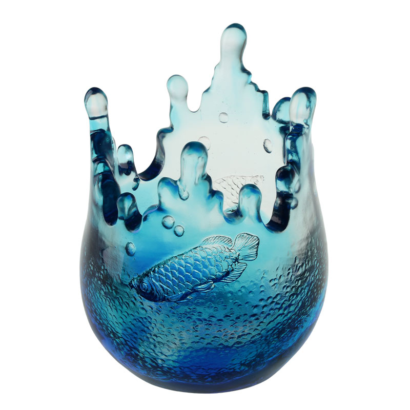 Perhiasan barangan kaca berwarna biru diukir dengan corak ikan