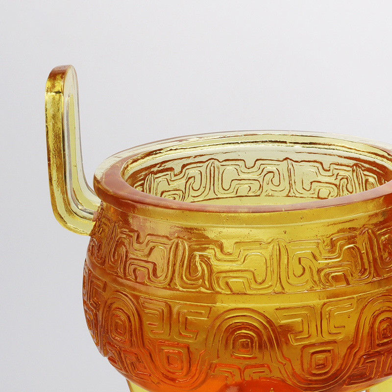 Hiasan tripod sayu berwarna emas