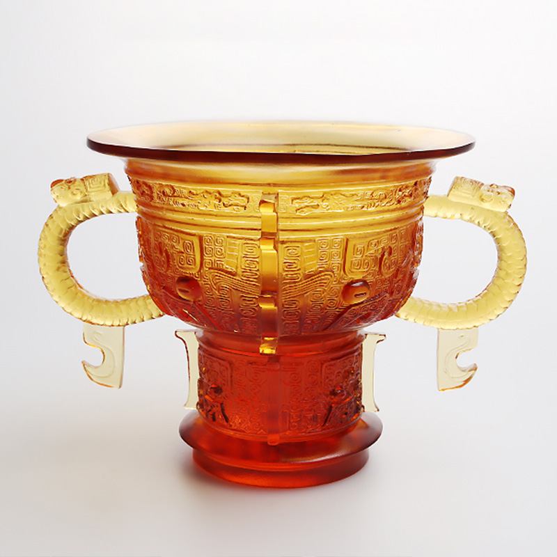 Tripod Cina dengan pemegang telinga naga dan corak duri