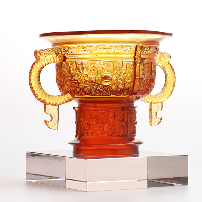 Tripod Cina dengan pemegang telinga naga dan corak duri