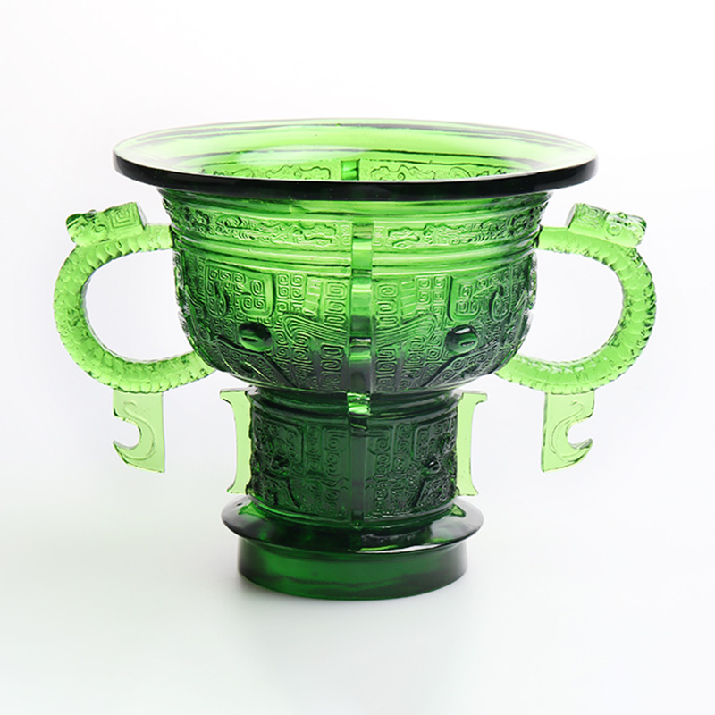 Tripod Cina dengan pemegang telinga naga dan corak duri