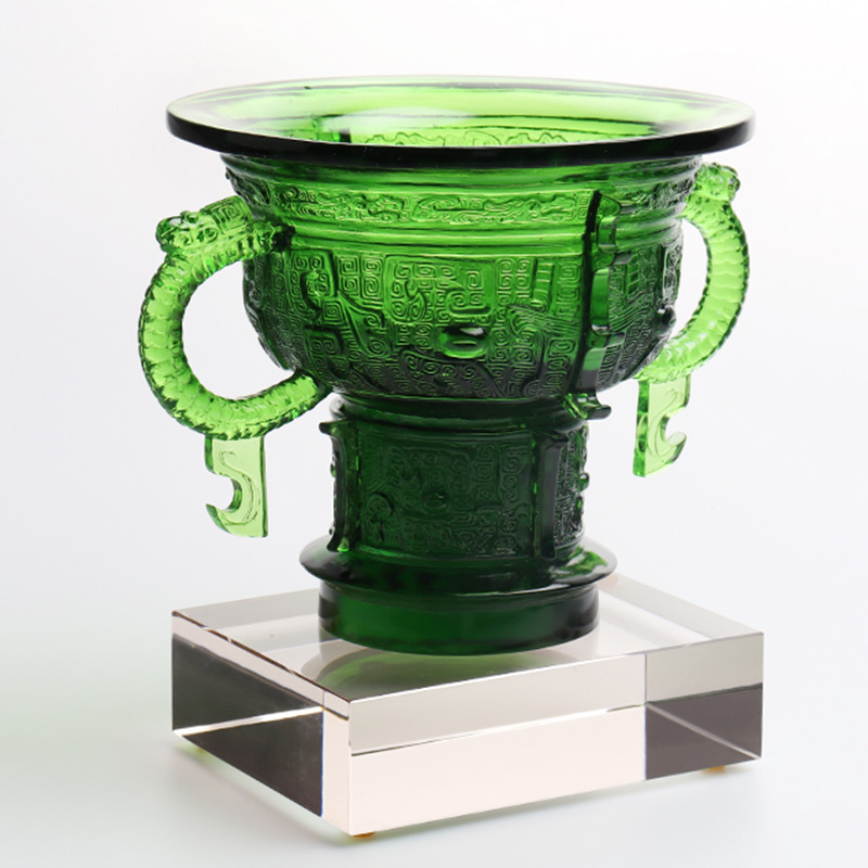 Tripod Cina dengan pemegang telinga naga dan corak duri