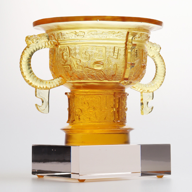 Tripod Cina dengan pemegang telinga naga dan corak duri