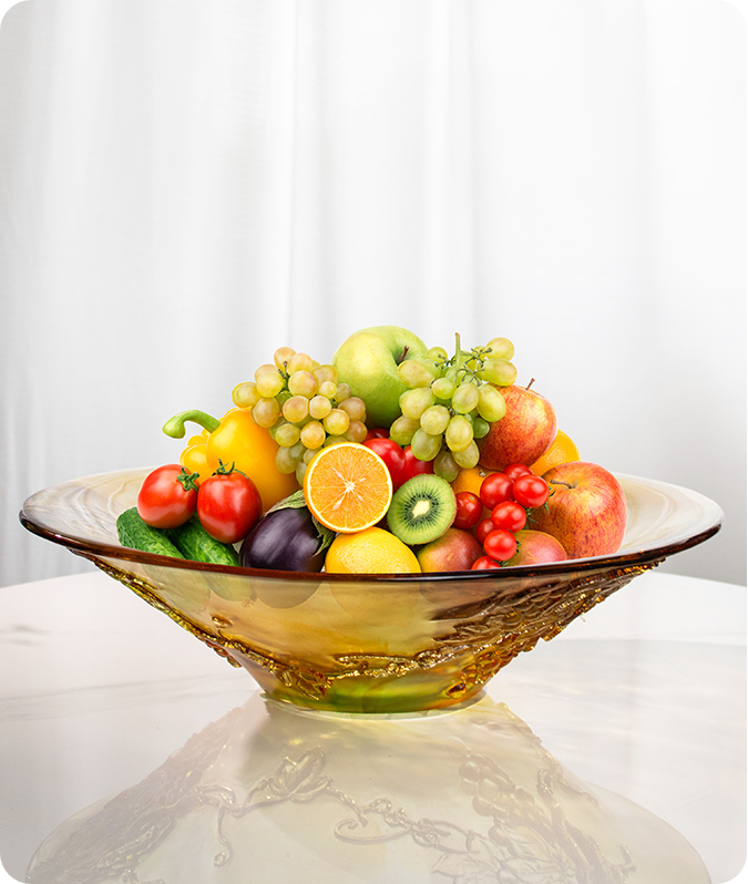 Sebuah Kapal Kaca Bermulut Lebar Sarat dengan Buah-buahan